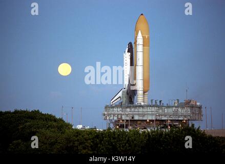 La NASA Space Shuttle Atlantis viaggia dal Kennedy Space Center di assemblaggio del veicolo edificio al Launch Pad 39A in preparazione per la STS-86 missione lanciare al russo stazione spaziale Mir Agosto 18, 1997 in Merritt Island, Florida. (Foto di Foto NASA via Planetpix) Foto Stock