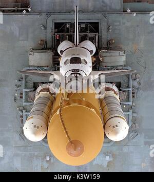 Vista aerea della NASA Space Shuttle Atlantis mentre esso si sposta dal Kennedy Space Center di assemblaggio del veicolo edificio al Launch Pad 39A in preparazione per la STS-79 missione lanciare al russo stazione spaziale Mir Agosto 20, 1996 in Merritt Island, Florida. (Foto di Foto NASA via Planetpix) Foto Stock