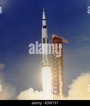 La NASA il Saturn V rocket lancia dal Kennedy Space Center Launch Complex 39 per l'Apollo 11 prima presidiata atterraggio lunare missione Luglio 16, 1969 in Merritt Island, Florida. (Foto di Foto NASA via Planetpix) Foto Stock