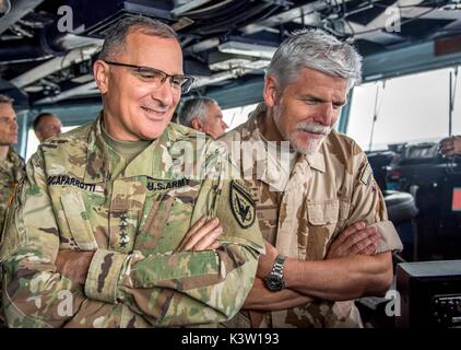 STATI UNITI Comando dell'esercito europeo Curtis Scaparrotti (a sinistra) e presidente del Comitato militare della NATO Petr Pavel in tour negli Stati Uniti Portaerei di classe Nimitz Navy USS George H.W. Bush 25 luglio 2017 nell'Oceano Atlantico. (Foto di US Navy foto di MCS2 Hank Gettys via Planetpix) Foto Stock