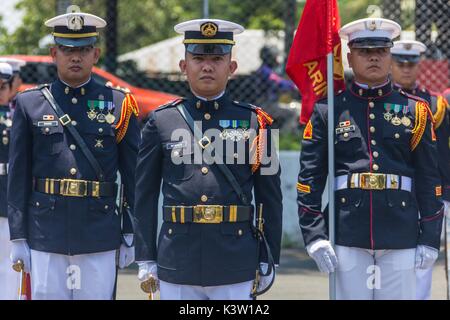 Philippine Marines stand in formazione durante una cerimonia di successi per gli Stati Uniti Marine Corps comandante Robert Neller Agosto 10, 2017 a Manila nelle Filippine. (Foto di Samantha K. Braun via Planetpix) Foto Stock