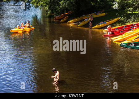 Fiume Otava, estate nuotare nel fiume dove canoe passando vicino a Strakonice, Boemia del Sud, Repubblica Ceca Foto Stock