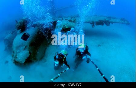 U.S. marinai scuba dive su un piano affondata relitto subacqueo durante corsi di formazione di qualifica Febbraio 15, 2017 al largo della Baia di Guantanamo, Cuba. (Foto di MCS2 Sean Furey via Planetpix) Foto Stock