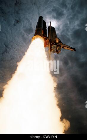 La NASA Space Shuttle Columbia STS-50 missione lancia dal Kennedy Space Center portando i primi Stati Uniti Microgravity Laboratory Giugno 25, 1992 in Merritt Island, Florida. (Foto di Foto NASA via Planetpix) Foto Stock