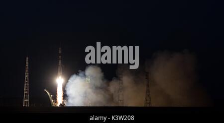 Il Soyuz MS-05 lanci spaziali per la NASA Stazione Spaziale Internazionale per la spedizione 52 presso il cosmodromo di Baikonur Luglio 28, 2017 di Baikonur in Kazakhstan. (Foto di Joel Kowsky via Planetpix) Foto Stock