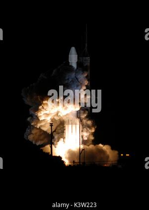 La NASA Superficie di mercurio, ambiente spaziale, geochimica e compreso (MESSENGER) sonda interplanetaria lancia in cima a un Boeing razzo Delta II alla Cape Canaveral Air Force Station Launch Pad 17B Agosto 3, 2004 in Cape Canaveral, in Florida. (Foto di Foto NASA via Planetpix) Foto Stock