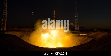Il Soyuz MS-05 lanci spaziali per la NASA Stazione Spaziale Internazionale per la spedizione 52 presso il cosmodromo di Baikonur Luglio 28, 2017 di Baikonur in Kazakhstan. (Foto di Joel Kowsky via Planetpix) Foto Stock
