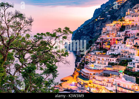 Positano e Costiera Amalfitana, Campania, Sorrento, Italia. Vista della città e del mare in estate il tramonto Foto Stock