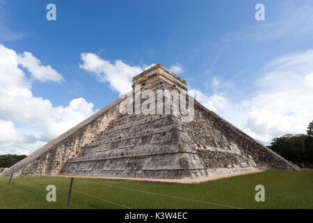 El Castillo, Chichen Itza sito archeologico, Yucatan, Messico. Foto Stock