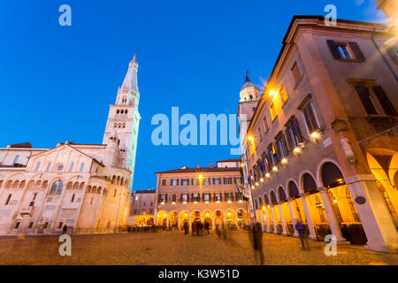 Modena, Emilia Romagna, Italia. Piazza Grande e il Duomo al tramonto. Foto Stock