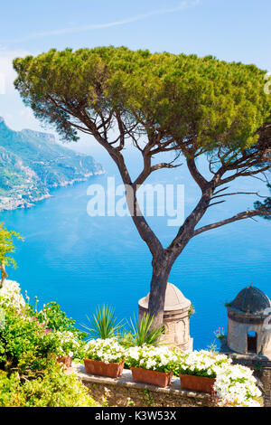 Ravello, Amalfi, Sorrento, Italia. Vista della costa da Villa Rufolo Foto Stock