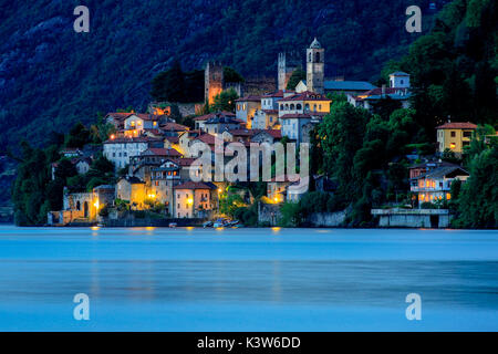 Crepuscolo di Corenno Plinio, Lago di Como, Lombardia, Italia Foto Stock