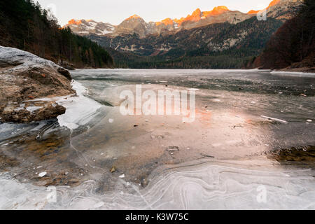 Alba Tovels lago in una fredda giornata invernale, Parco Naturale Adamello Brenta, Val di Non, in Trentino Alto Adige, Italia. Foto Stock