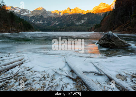 Alba Tovels lago in una fredda giornata invernale, Parco Naturale Adamello Brenta, Val di Non, in Trentino Alto Adige, Italia. Foto Stock