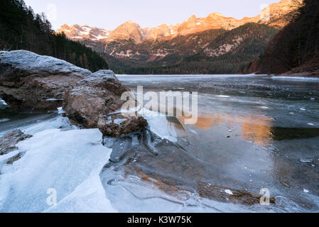 Alba Tovels lago in una fredda giornata invernale, Parco Naturale Adamello Brenta, Val di Non, in Trentino Alto Adige, Italia. Foto Stock