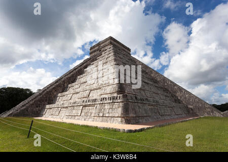 El Castillo, Chichen Itza sito archeologico, Yucatan, Messico. Foto Stock