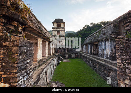Il palazzo, Palenque sito archeologico, Palenque National Park, Chiapas, Messico. Foto Stock