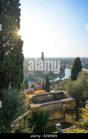 Verona, Veneto, Italia. Vista panoramica di Verona dal Piazzale Castel San Pietro Foto Stock
