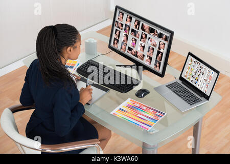 Giovani Designer africani il ritocco di foto sul computer Foto Stock