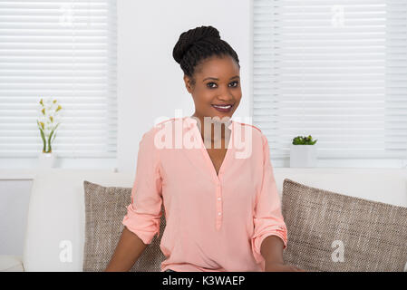 Close-up di foto sorridente giovane donna africana Foto Stock