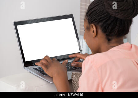 Close-up della donna africana Holding portatile con schermo vuoto Foto Stock