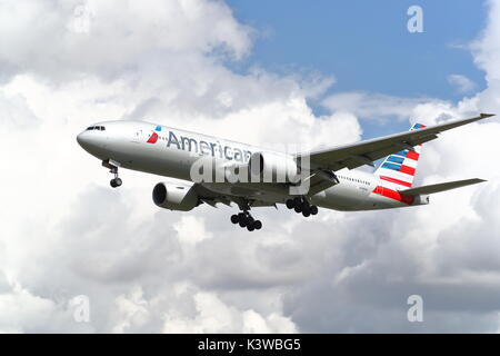 American Airlines Boeing 777-200 N798un atterraggio all'Aeroporto Heathrow di Londra, Regno Unito Foto Stock
