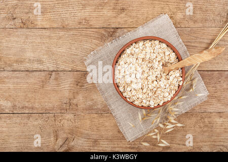 Farina di avena su tavola vista superiore Foto Stock