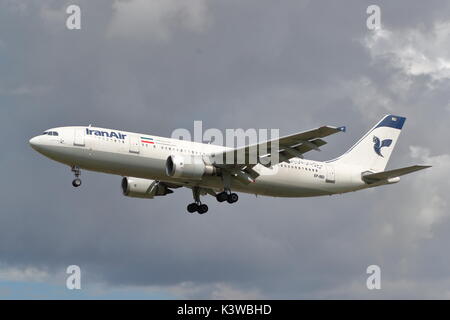 L'Iran Air Airbus A300 EP-IBD atterraggio all'Aeroporto Heathrow di Londra, Regno Unito Foto Stock