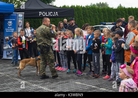 Przeciszow, Polonia. Il 2 settembre 2017. I genitori del Consiglio e la Scuola Elementare di Przeciszów ha organizzato una scuola Picnic - Odissea di polizia per studen Foto Stock