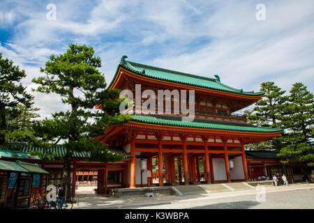 Il Santuario Heian è un santuario shintoista situato in Sakyō-ku, Kyoto, Giappone. Il santuario è classificato come un Beppyō Jinja dall Associazione dei Santuari Shintoisti. Foto Stock