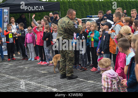 Przeciszow, Polonia. Il 2 settembre 2017. I genitori del Consiglio e la Scuola Elementare di Przeciszów ha organizzato una scuola Picnic - Odissea di polizia per studen Foto Stock