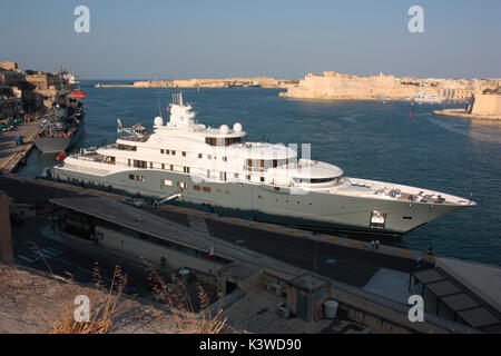 110m Lurssen lussuoso superyacht in radianti per Malta il Grand Harbour, con elicottero a bordo Foto Stock