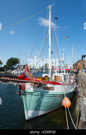 Buntes fischerboot im malerischen hafen von barth auf Fehmarn SCHLESWIG-HOLSTEIN, deutschland Foto Stock