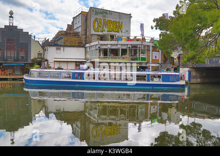 Un ristorante in una piccola barca lungo il Regent's Canal in Camden Lock, Camden Town, Londra, Regno Unito Foto Stock