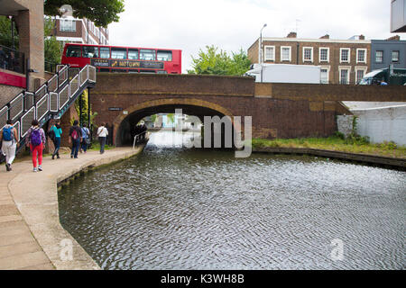 La gente camminare lungo il Regent's Canal vicino a un bridge di Londra, Regno Unito Foto Stock