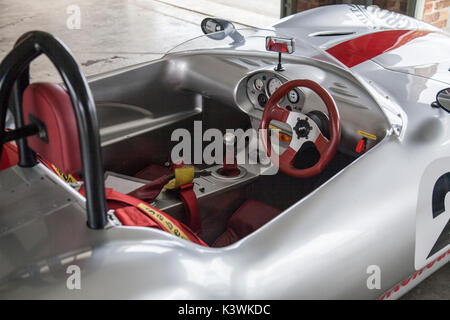 In prossimità della cabina di pilotaggio di una Ginetta G20 auto sportiva a Croft circuito motorino, England, Regno Unito Foto Stock