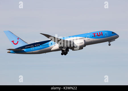 AMSTERDAM-SCHIPHOL - Feb 16, 2016: TUI Airlines Boeing 787 Dreamliner aereo il decollo dall'aeroporto di Schiphol Foto Stock