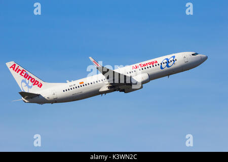 AMSTERDAM-SCHIPHOL - Feb 16, 2016: AirEuropa Boeing 737NG piano il decollo dall'aeroporto di Schiphol. Foto Stock