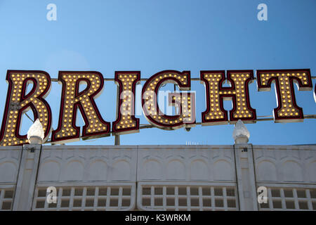 Il Brighton Pier precedentemente noto come Palazzo Pier è una grande attrazione turistica sul lungomare. Insegna illuminata per il Molo di Brighton l'ortografia della parola luminosa Foto Stock