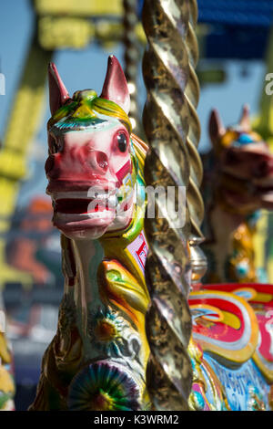 Il Brighton Pier precedentemente noto come Palazzo Pier è una grande attrazione turistica sul lungomare. Una giostra cavallo Foto Stock