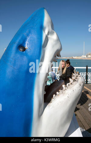 Il Brighton Pier precedentemente noto come Palazzo Pier è una grande attrazione turistica sul lungomare. Uno squalo. Foto Stock