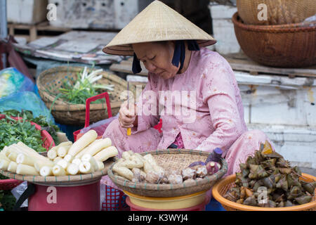 A Saigon, Vietnam - Giugno 2017: Donna vendita di verdure su strada del mercato, a Saigon, Vietnam. Foto Stock