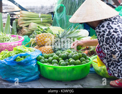 A Saigon, Vietnam - Giugno 2017: Donna vendita di frutta sul mercato di strada, a Saigon, Vietnam. Foto Stock