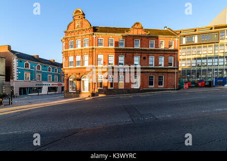 Northampton, Regno Unito - Agosto 10, 2017: cielo chiaro vista la mattina della BBC Radio edificio a Abington Street nel centro di Northampton. Foto Stock