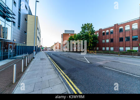 Northampton, Regno Unito - Agosto 10, 2017: cielo chiaro vista la mattina del centro di Northampton strade. Foto Stock