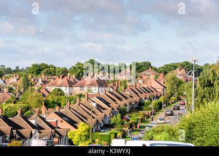 Vista serale della fila di inglese tipiche case a schiera a Northampton. Foto Stock