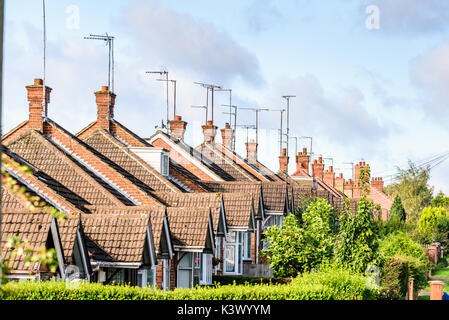 Vista serale della fila di inglese tipiche case a schiera a Northampton. Foto Stock