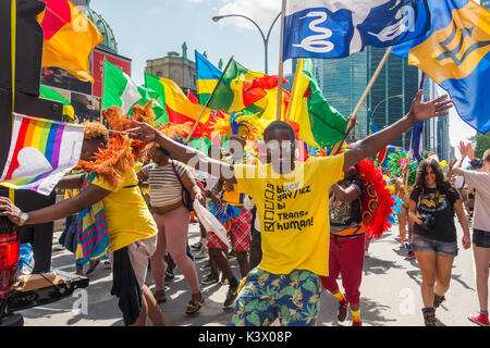 Montreal, Canada - 20 August 2017: Membro di African Rainbow associazione prende parte a Montreal Gay Pride Parade Foto Stock