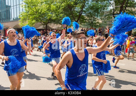 Montreal, Canada - 20 August 2017: Gay cheeldeader ballerini a Montreal Gay Pride Parade. Foto Stock