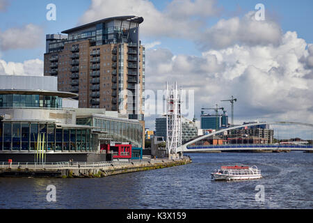 Dock di rigenerazione a MediaCityUk a Salford Quays gtr manchester, ponte di sollevamento Millennium footbridge il sollevamento verticale del Manchester Ship Canal e Lowry Th Foto Stock